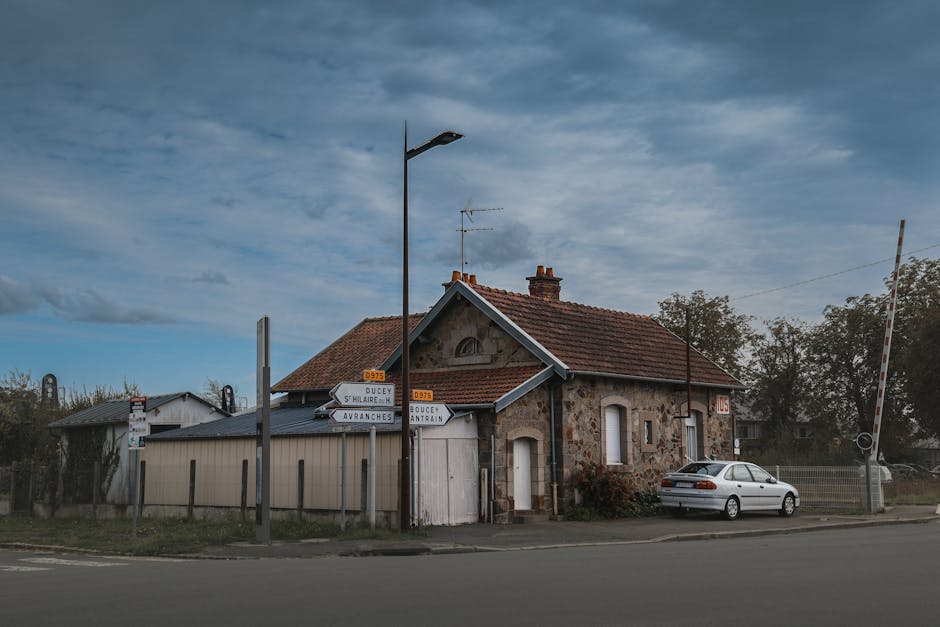 Notaire expliquant les conditions de la loi Denormandie à un client