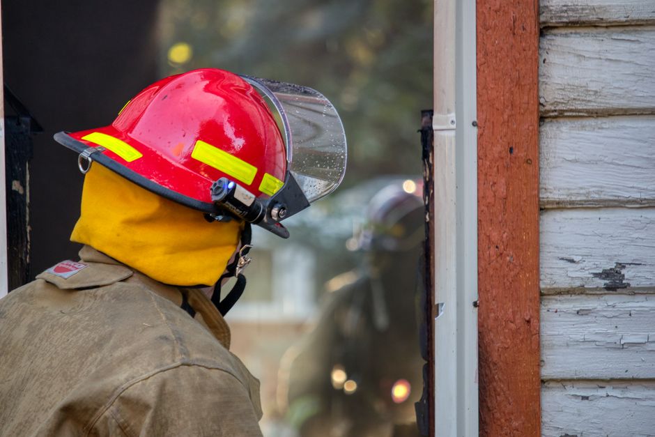 équipe d'experts en sécurité incendie effectuant une inspection dans un bâtiment professionnel à Paris